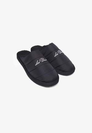 Schwarze gepolsterte Hausschuhslipper mit weichem Fellfutter, Gummisohle und gesticktem Markennamen auf dem Obermaterial. Leichtes und lässiges Design.