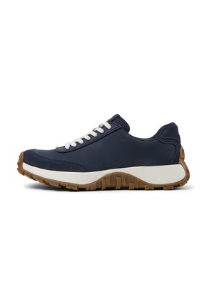 Marineblauwe sneaker met witte veters, gestructureerde suède accenten, rubberen buitenzool en een gevoerde tussenzool voor comfort en ondersteuning.