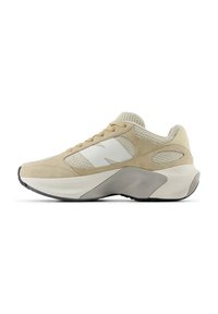 Beige sportcipő nubuk felsőrészével, hálós részletekkel, fehér logóval, kontrasztos középtalppal és texturált gumitalppal.
