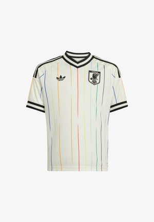 Wit Japans voetbalshirt met dunne verticale regenboogstrepen, zwarte kraag en manchetten, Adidas-logo op de linkerborst en Japan Football Association-wapen.