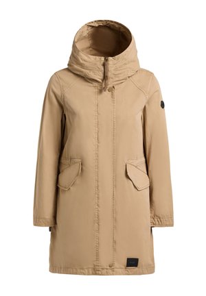 Beige lange jas met hoge kraag, voorrits en drukknop, twee schuine klepzakken en een zwarte merkpatch near de zoom.