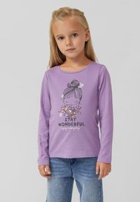 Lichtpaarse lange mouw shirt met een ronde halslijn, met een gedrukt ontwerp van een meisje dat bloemen vasthoudt en de tekst "BLIJF WONDERLIJK."