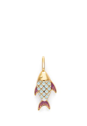 Colgante con forma de pez dorado con patrón de escamas azul claro y aletas y cola moradas sobre fondo blanco.