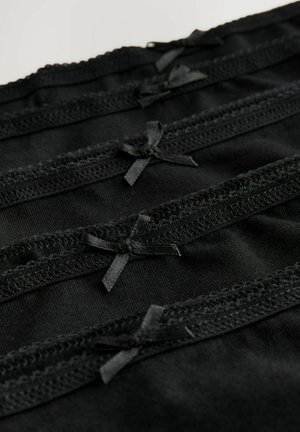Schwarzer Stoff mit geschichtetem Design, das mit Spitze besetzt und mit kleinen Satinbögen verziert ist. Glatte Textur mit einheitlicher Farbe und dekorativen Elementen.