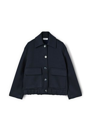 Chaqueta azul marino con cuello, seis botones frontales y dos grandes bolsillos en el pecho. Tejido suave con un diseño ligeramente corto.