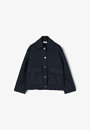 Granatowa kurtka z kołnierzykiem, sześcioma guzikami z przodu i dwiema dużymi kieszeniami na piersi. Miękka tkanina o nieco skróconym fasonie.