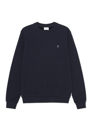 Sudadera azul marino confeccionada en tejido suave, con cuello redondo, mangas largas, puños acanalados y un pequeño bordado con "II" en el pecho.