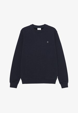 Sudadera azul marino confeccionada en tejido suave, con cuello redondo, mangas largas, puños acanalados y un pequeño bordado con "II" en el pecho.