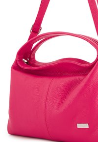 Rosa læderhåndtaske med en struktureret overflade, der har en blød, slasket form og en enkelt skulderrem. Diskret brandingdetalje synlig.