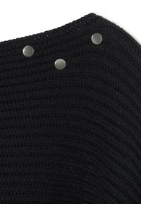 Tela de punto negra con una textura acanalada. Presenta tres botones a presión metálicos a lo largo del área del hombro.