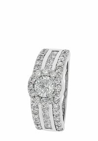 Anello d'argento caratterizzato da un diamante rotondo centrale circondato da diamanti più piccoli, con due bande curve impreziosite da ulteriori accenti di diamante.