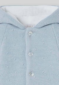 Cardigan tricot léger bleu ciel avec une capuche, présentant des motifs en pointillés texturés et trois boutons ronds à l'avant. Doublure intérieure douce.