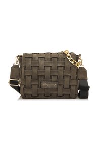 Borsa a tracolla in pelle verde oliva intrecciata con catena dorata e tracolla nera, con patch logo e superficie testurizzata.