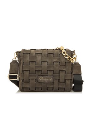 Borsa a tracolla in pelle verde oliva intrecciata con catena dorata e tracolla nera, con patch logo e superficie testurizzata.