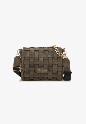 Geflochtene olivgrüne Leder-Umhängetasche mit goldener Kette und schwarzem Schulterriemen, ausgestattet mit einem Logopatch und strukturiertem Oberflächenmaterial.