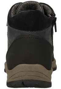 Botte de randonnée pour homme avec une tige grise foncée, une doublure grise douce, une fermeture zippée, une semelle extérieure marron contrastante et une semelle en caoutchouc noir texturé.