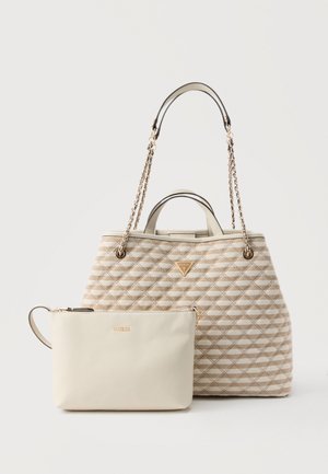 Borsa tote trapuntata beige con manici a catena dorata e piccola pochette beige con cerniera, entrambe con i loghi del marchio GUESS.