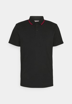 Polo noir à manches courtes avec trois boutons noirs et un liseré rouge sur le col sur fond blanc uni.