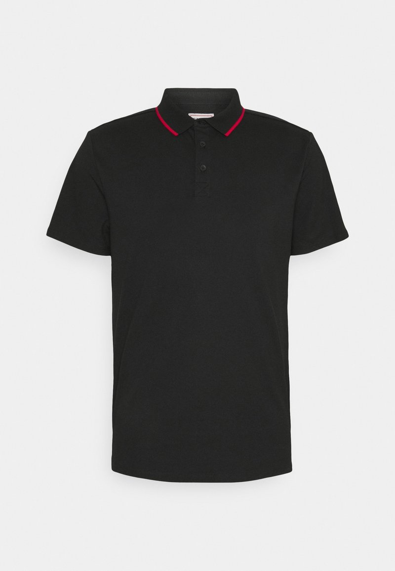 Polo noir à manches courtes avec trois boutons noirs et un liseré rouge sur le col sur fond blanc uni.