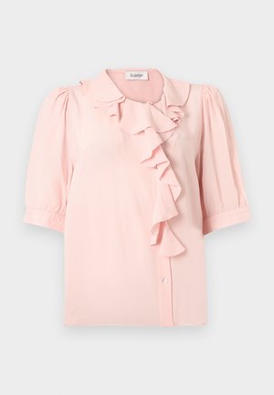 Lichtroze blouse met korte pofmouwen, gerimpelde voorkant en kraag, onderaan de voorkant dichtgeknoopt.