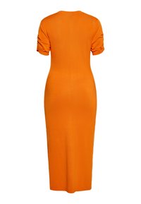 Rochie tricotată, de culoare portocalie, cu un guler rotund, mâneci până la cot și o siluetă ajustată, care se extinde până la jumătatea gambei. Textură netedă.