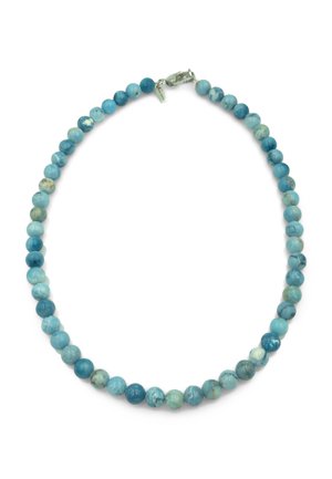 Halskette aus runden blauen Achatperlen mit silbernem Karabinerverschluss und einem kleinen rechteckigen silbernen Anhänger neben dem Verschluss.