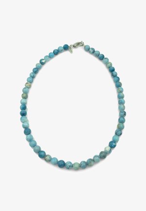 Collana di perle rotonde di agata blu con chiusura a moschettone in argento e una piccola targhetta rettangolare in argento vicino alla chiusura.