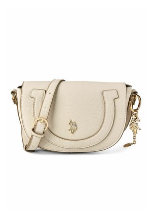 Beige Leder-Umhängetasche mit geschwungener Klappe, verstellbarem Riemen, goldener Schnalle und goldfarbenem Horseman-Logo-Anhänger an der Seite.