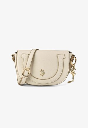 Beige leren crossbodytas met gebogen klep, verstelbare riem, gouden gesp en gouden ruiterlogo-bedeltje aan de zijkant.