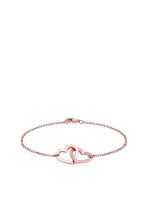 Bracelet en or rose présentant deux cœurs imbriqués dans un design métallique poli, avec une chaîne fine et un fermoir sécurisé.