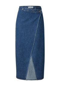Denim kokerrok in donkerblauw met een asymmetrisch ontwerp, voorzien van een lichterblauwe paneel aan de voorkant en een knoopsluiting in de taille.