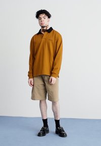 Carhartt WIP FLOYD SHORT - Shorts vaqueros - sand