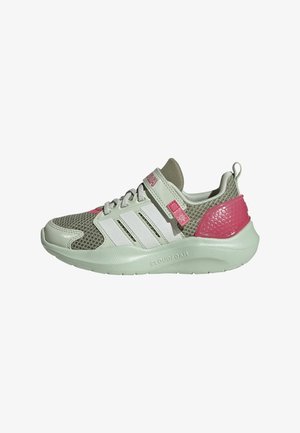 Zapatilla deportiva verde clara y rosa con parte superior de malla, tres rayas blancas, correa de velcro y suela acolchada etiquetada "CLOUDFOAM."