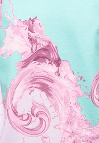 Ροζ εικονογραφημένη πιτσιλιά που μοιάζει με σχήμα ιππόκαμπου σε ανοιχτό μπλε και λευκό φόντο.