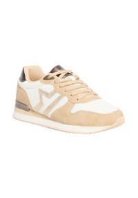 Deportiva beige y blanca con materiales de malla y ante, que presenta un diseño de zigzag y un acento metálico en el talón.