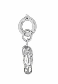 Srebrny charms w kształcie klapka przymocowany do okrągłego zapięcia. Charm charakteryzuje się szczegółowymi paskami i błyszczącym wykończeniem, podkreślającym jego design.