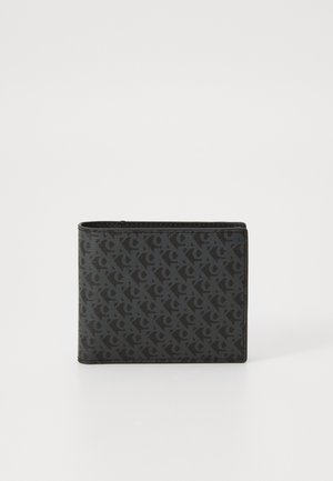 Svart bifold lommebok laget av teksturert stoff, med et subtilt logomønster og rene kanter. Kompakt rektangulær form, minimalistisk design.