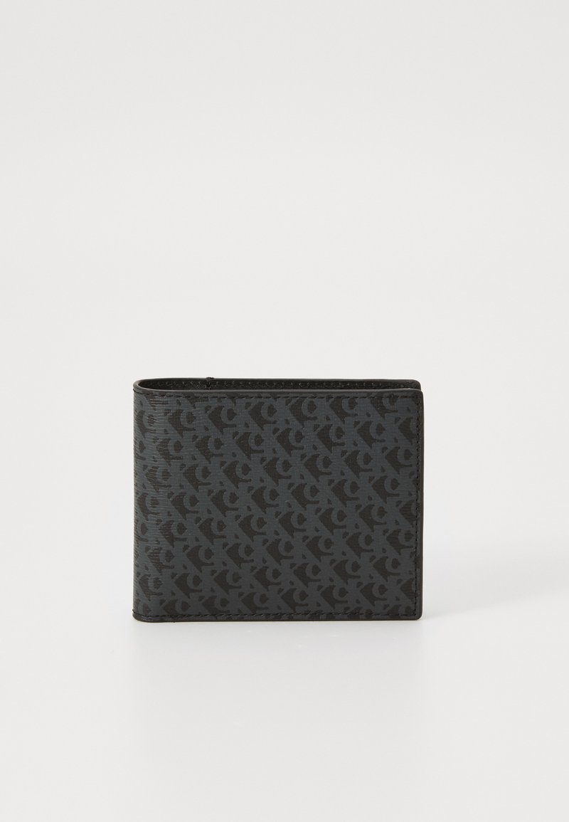 Carteira bifold preta feita de tecido texturizado, com um padrão de logotipo discreto e bordas limpas. Forma retangular compacta, design minimalista.