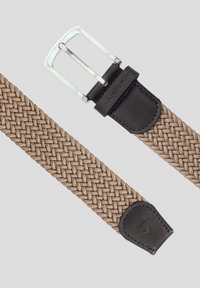 Spleciony, brązowy pasek z materiału z metalową, srebrną klamrą oraz ciemnymi skórzanymi końcami; charakteryzuje się szczegółowym tkaniną oraz logo wytłoczonym na skórze.