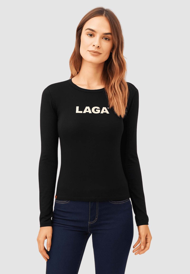 Camisa de manga larga negra con cuello redondo, que presenta la palabra "LAGA" en letras gruesas de color crema en el frente. Tejido suave y elástico.