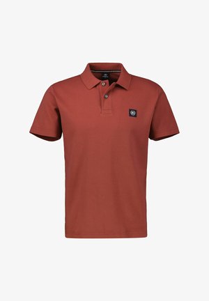 Rode poloshirt van een textuurstof, met een drieknoopsluiting en een klein logo op de linkerkant van de borst. Korte mouwen en een klassieke pasvorm.