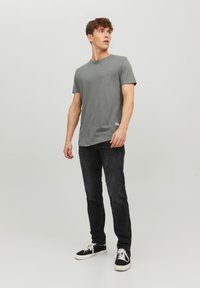 Jack & Jones JJENOA TEE CREW NECK - Basic póló - sedona sage