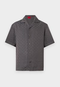 Σκούρο γκρι πουκάμισο με κοντά μανίκια και κουμπιά, διακριτικό μοτίβο ψαροκόκκαλο και γιακά τύπου camp, με κόκκινη ετικέτα HUGO στο εσωτερικό του λαιμού.