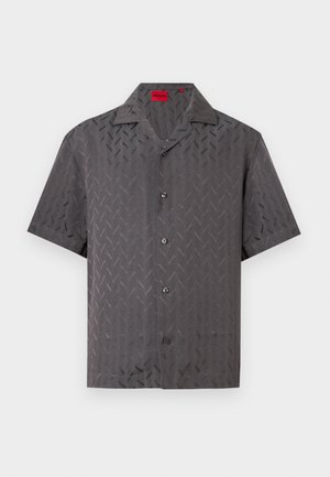 Σκούρο γκρι πουκάμισο με κοντά μανίκια και κουμπιά, διακριτικό μοτίβο ψαροκόκκαλο και γιακά τύπου camp, με κόκκινη ετικέτα HUGO στο εσωτερικό του λαιμού.