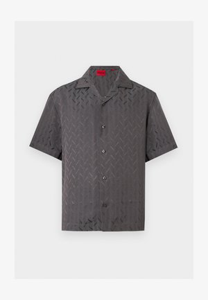 Σκούρο γκρι πουκάμισο με κοντά μανίκια και κουμπιά, διακριτικό μοτίβο ψαροκόκκαλο και γιακά τύπου camp, με κόκκινη ετικέτα HUGO στο εσωτερικό του λαιμού.