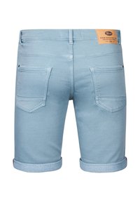 Pantalones cortos de mezclilla azul claro con el dobladillo enrollado, que presentan dos bolsillos traseros, una etiqueta de cuero en la cinturilla y costuras tonales.