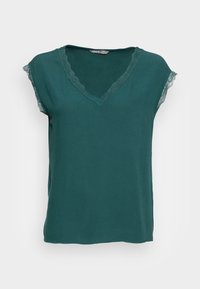 Haut à manches courtes en teal en tissu léger avec un décolleté en V et des accents en dentelle aux manches et au décolleté. Texture lisse et coupe décontractée.