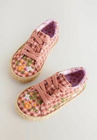 Baskets en toile vichy rose avec broderie florale et semelles en jute. Caractérisées par des lacets roses et une doublure intérieure à motif floral.