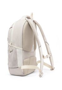 Rucsac de culoare bej deschis cu un panou din plasă texturată pe lateral, curele ajustabile și bază plată. Închidere cu fermoar și design minimalist.