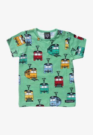 Groen t-shirt voor peuters met korte mouwen en kleurrijke tramillustraties met het label "Villervalla" in rood, geel, blauw en groene tinten.
